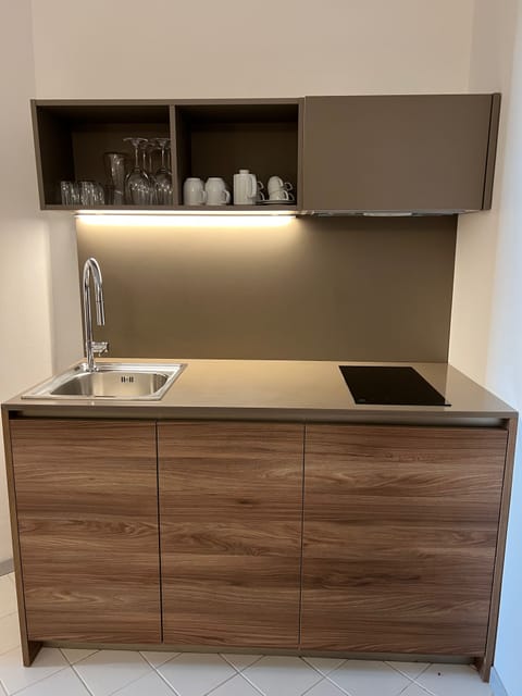 Family Suite | Private kitchen | Mini-fridge, oven, stovetop, dishwasher