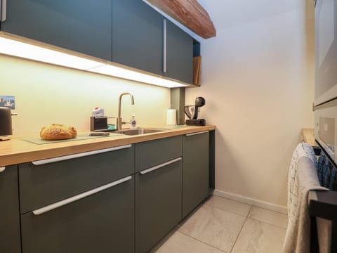 Cottage | Private kitchen | Fridge, dishwasher, electric kettle, toaster