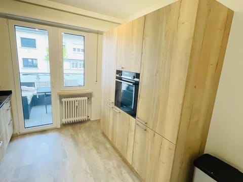 Full-size fridge, microwave, oven, stovetop