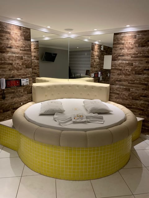 Standard Room | Minibar, WiFi (free), bed sheets