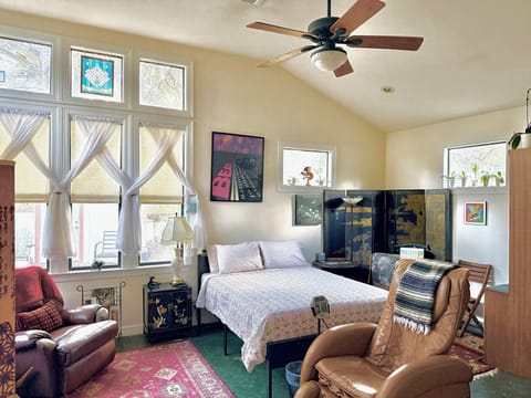 Enclosed porch with keypad entry, massage chair, welcome basket w/ banana bread.