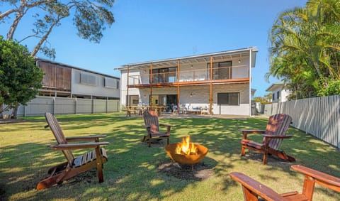 Huge garden with fire pit, BBQ, play area and access to nature reserve & beach