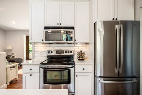 Effortlessly store and reheat your culinary creations with the convenience of a refrigerator and microwave. Whether it's keeping ingredients fresh or warming up leftovers, these essential appliances ensure your dining experience is as smooth as it is delightful. Welcome to a space where modern amenities meet your daily needs.