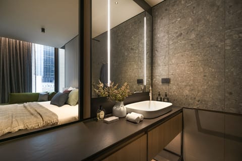 Urban Laneway King | Premium bedding, pillowtop beds, minibar, in-room safe