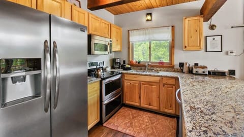 Kitchen: Drip coffee maker, blender, cooking utensils, tableware