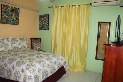 Comfy air-conditioned room with cable TV 