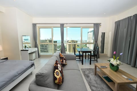 Standard Studio, 1 Queen Bed, Balcony, Sea View | Living area