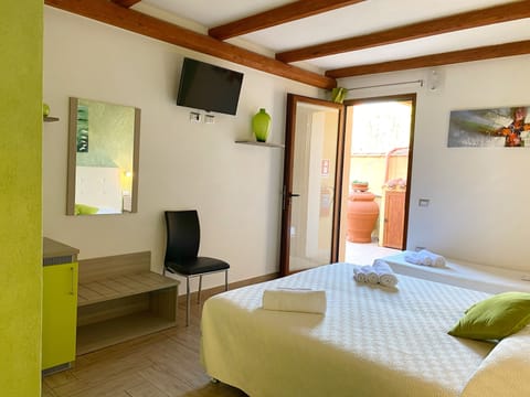 Triple Room | Minibar, free WiFi