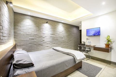 Comfort Double Room | Bathroom | Shower, hydromassage showerhead, free toiletries, towels