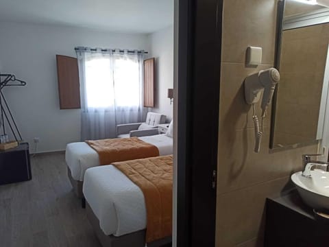 Deluxe Twin Room | Soundproofing, free WiFi, bed sheets