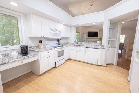 Full kitchen with all cooking essentials. 