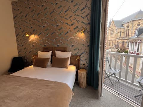 Chambre Double Confort Balcon | Individually decorated, individually furnished, laptop workspace