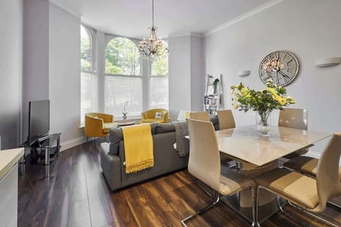 Brooklands Timless, Scarborough - Host & Stay
