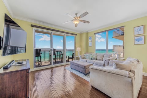 Wrap Around Views in the Living Room!
