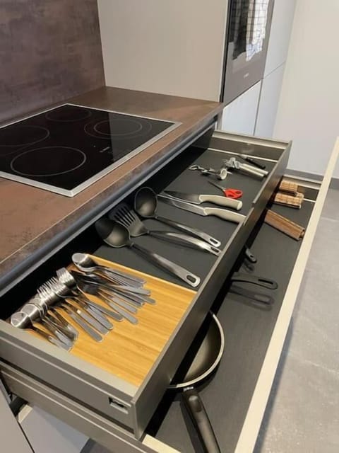 Full-size fridge, microwave, oven, stovetop