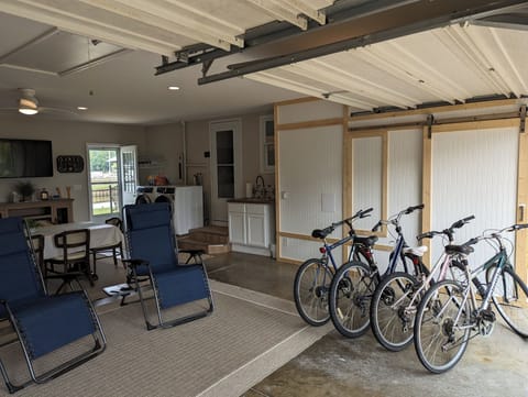 Screened-in Garage