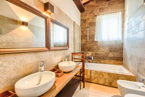 Deluxe Room, Ensuite | In-room safe, blackout drapes, soundproofing, travel crib