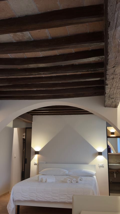 Deluxe Room, Ensuite | In-room safe, blackout drapes, soundproofing, travel crib