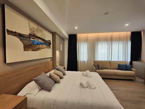 Deluxe Quadruple Room | Individually decorated, individually furnished, desk, laptop workspace