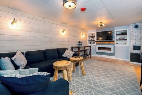 Location! This Stunning 2 Bedroom on Main Street. (4011)