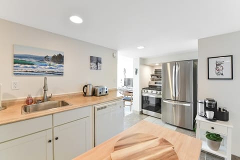 Fully equipped modern kitchen.