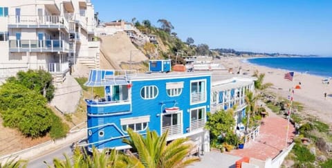 Enjoy your morning coffee while watching the waves, or spend your days lounging on the beach and soaking up the sun with Marianne's ice cream in hand!