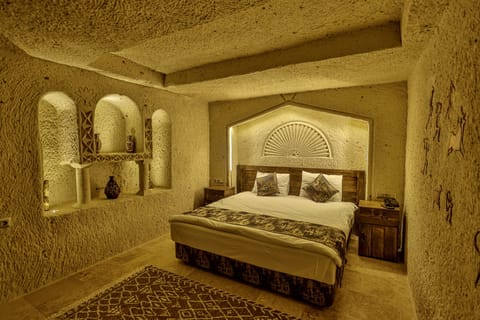 Family Room | Free minibar items, individually decorated, individually furnished, desk