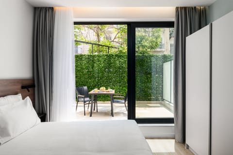 Hypo-allergenic bedding, in-room safe, desk, blackout drapes