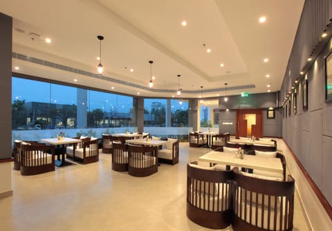3 restaurants; breakfast, lunch, dinner, and brunch served