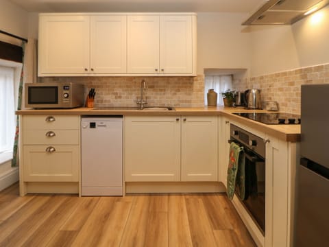 Cottage | Private kitchen | Fridge, dishwasher, electric kettle, toaster