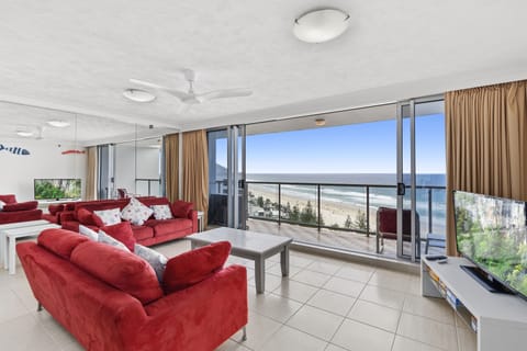 In/out living area overlooking the Pacific Ocean Blue