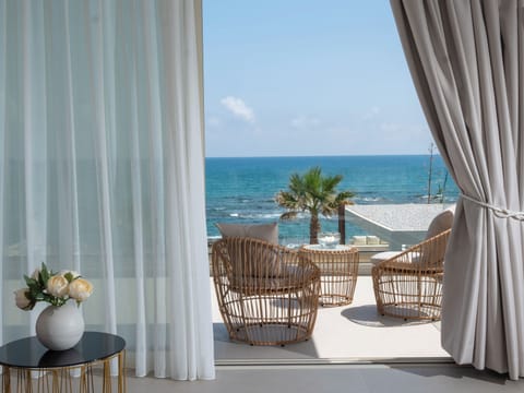 Outstanding pool and sea view from the balcony!