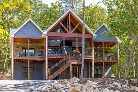 Welcome to Eagles Peak: Stunning and Impressive brand-new construction lodge in the perfect Massanutten Resort location!