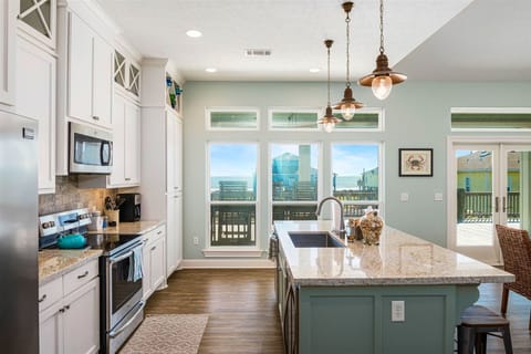 House, 4 Bedrooms | Private kitchen | Coffee/tea maker, fridge, oven