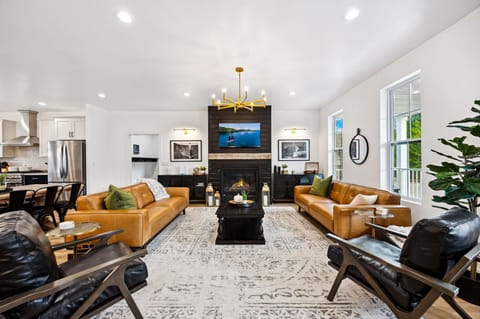 Gather with your favorite people in style in our stunning open-concept living area adorned with leather sofas, sleek seating, and a cozy gas fireplace.   Gather, relax, and make memories in comfort and sophistication.  