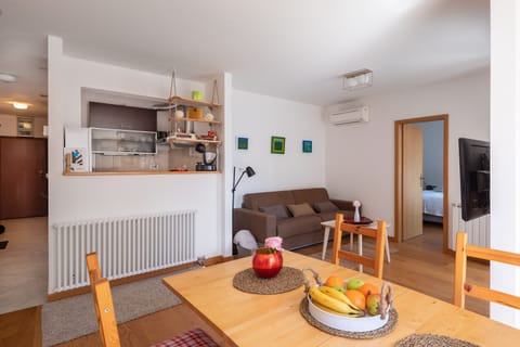 Dining area & kitchen