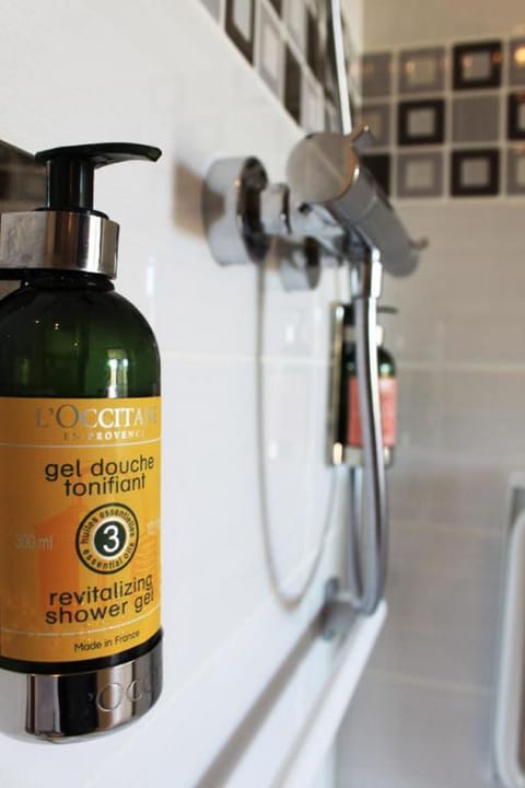 Double Room, Ground Floor | Bathroom | Free toiletries, hair dryer, towels