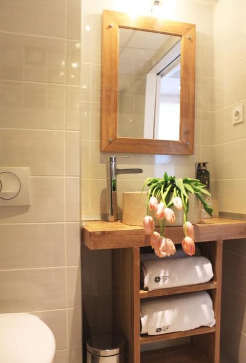 Double Room, Sea View | Bathroom | Free toiletries, hair dryer, towels