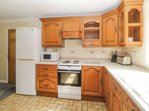 Cottage | Private kitchen | Fridge, electric kettle, toaster, cookware/dishes/utensils