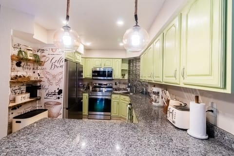 Fully equipped Kitchen ready for everyday meals or family feasts!