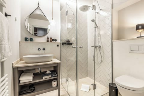 Shower, rainfall showerhead, free toiletries, hair dryer