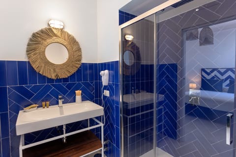 Deluxe Double Room | Bathroom | Free toiletries, hair dryer, bathrobes, slippers