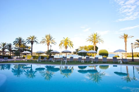 Outdoor pool, pool umbrellas, sun loungers