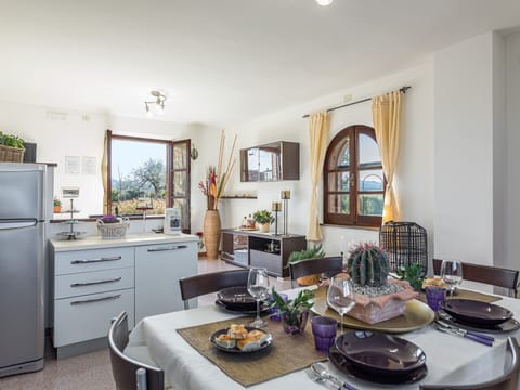 Table, Cabinetry, Property, Furniture, Plant, Countertop, Tableware, Picture Frame, Dishware, Interior Design