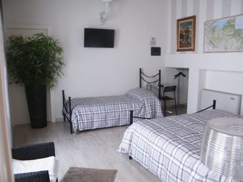 Deluxe Triple Room | Blackout drapes, iron/ironing board, free WiFi