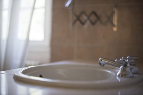 Comfort Double or Twin Room | Bathroom | Free toiletries, hair dryer