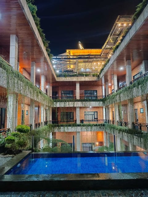 2 outdoor pools