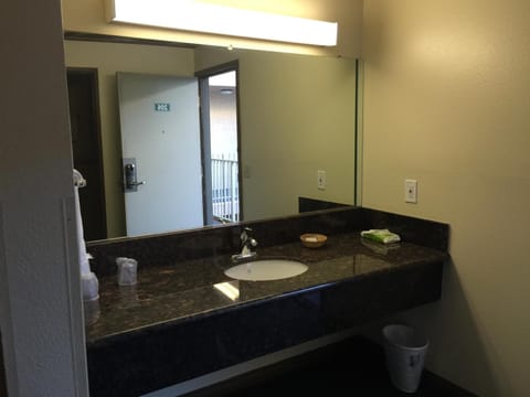 Combined shower/tub, free toiletries, hair dryer, towels