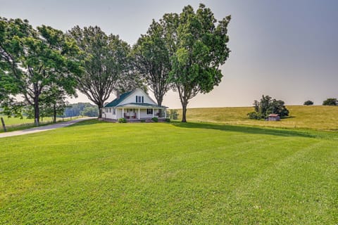 Dobson Vacation Rental | 2BR | 1.5BA | 1,400 Sq Ft | Stairs Required to Enter