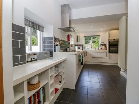 Fridge, dishwasher, cookware/dishes/utensils